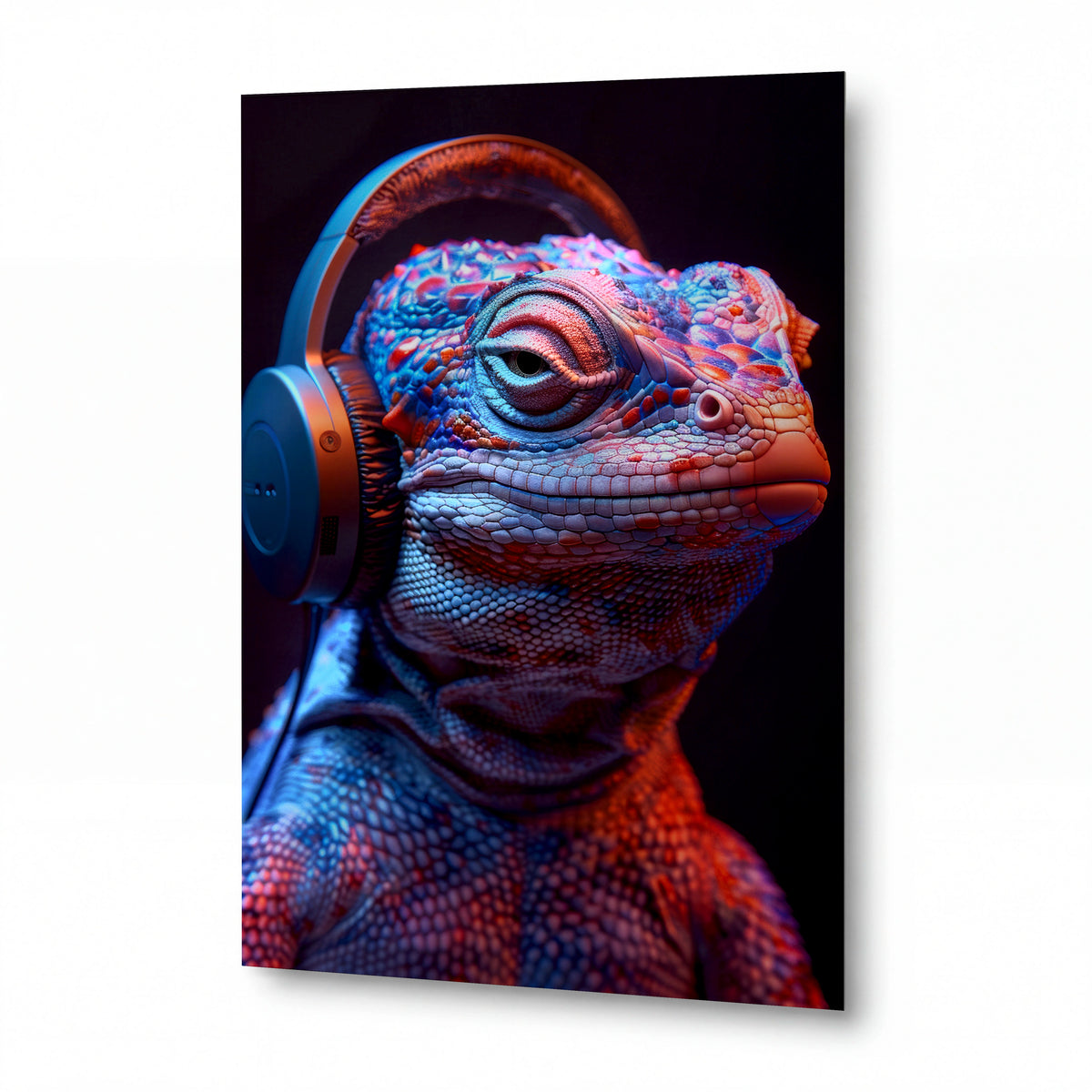 Obraz Chameleon v modrooranžových sluchátkách s fascinujícím pohledem — kovový obraz na hliníkovém panelu s vysokým leskem