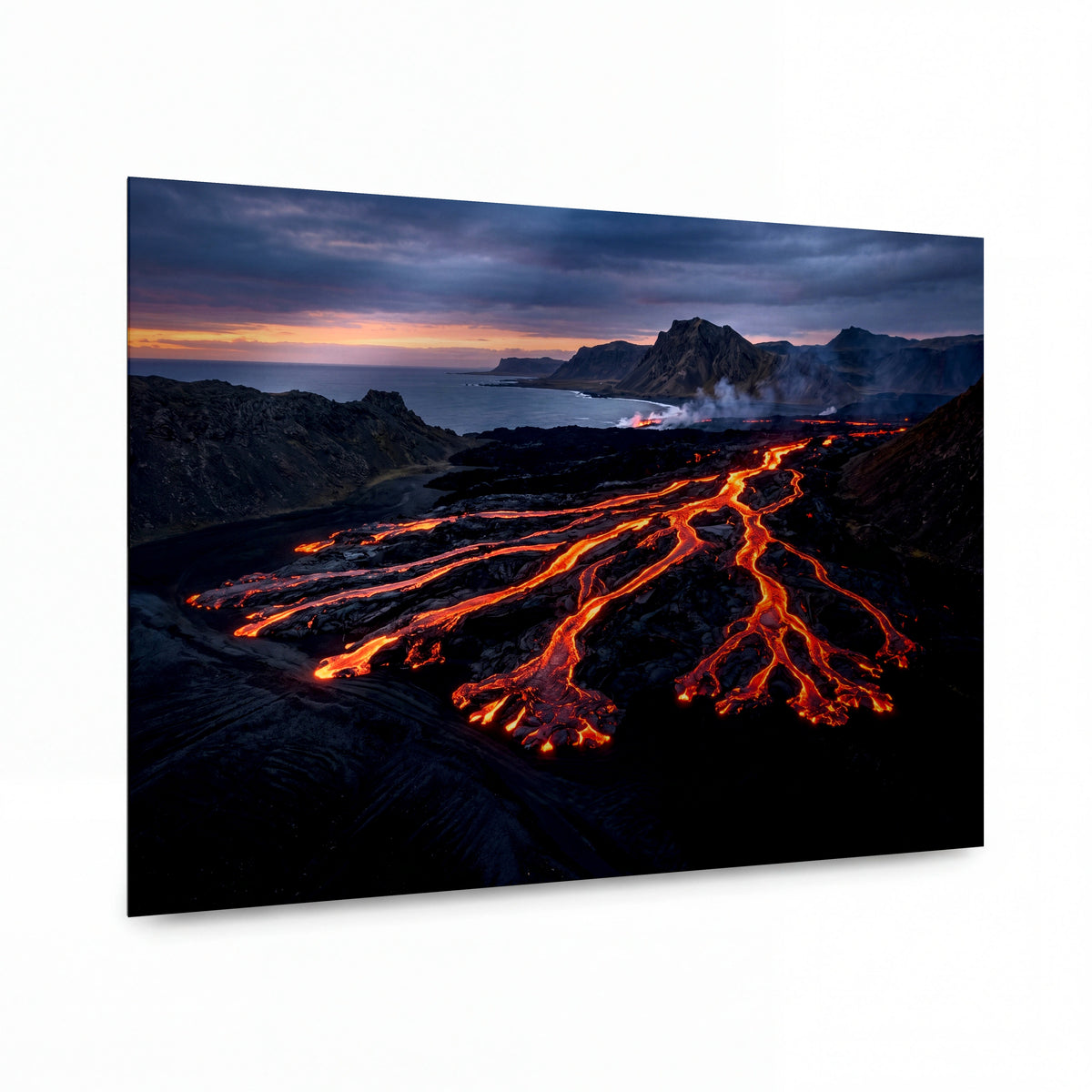 Obraz Řeky žhavé lávy v soumraku — kovový obraz na hliníkovém panelu s vysokým leskem