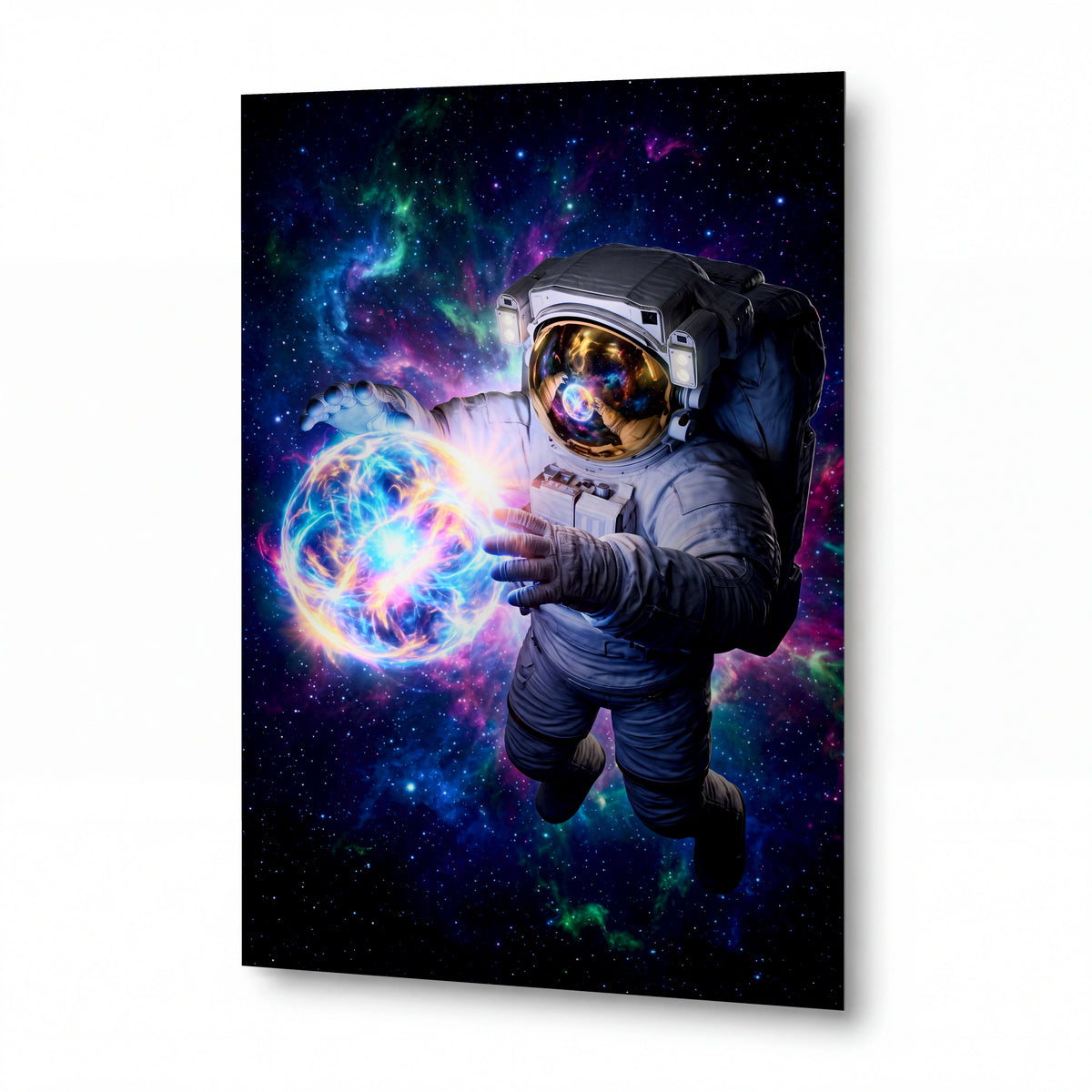 Obraz Astronaut s energetickou sférou v kosmické mlhovině — kovový obraz na hliníkovém panelu s vysokým leskem