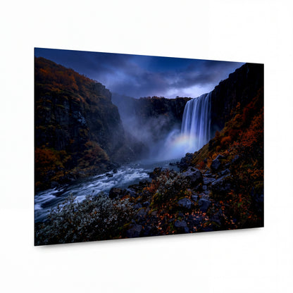 Obraz Podzimní vodopád v severské soutěsce — kovový obraz na hliníkovém panelu s vysokým leskem
