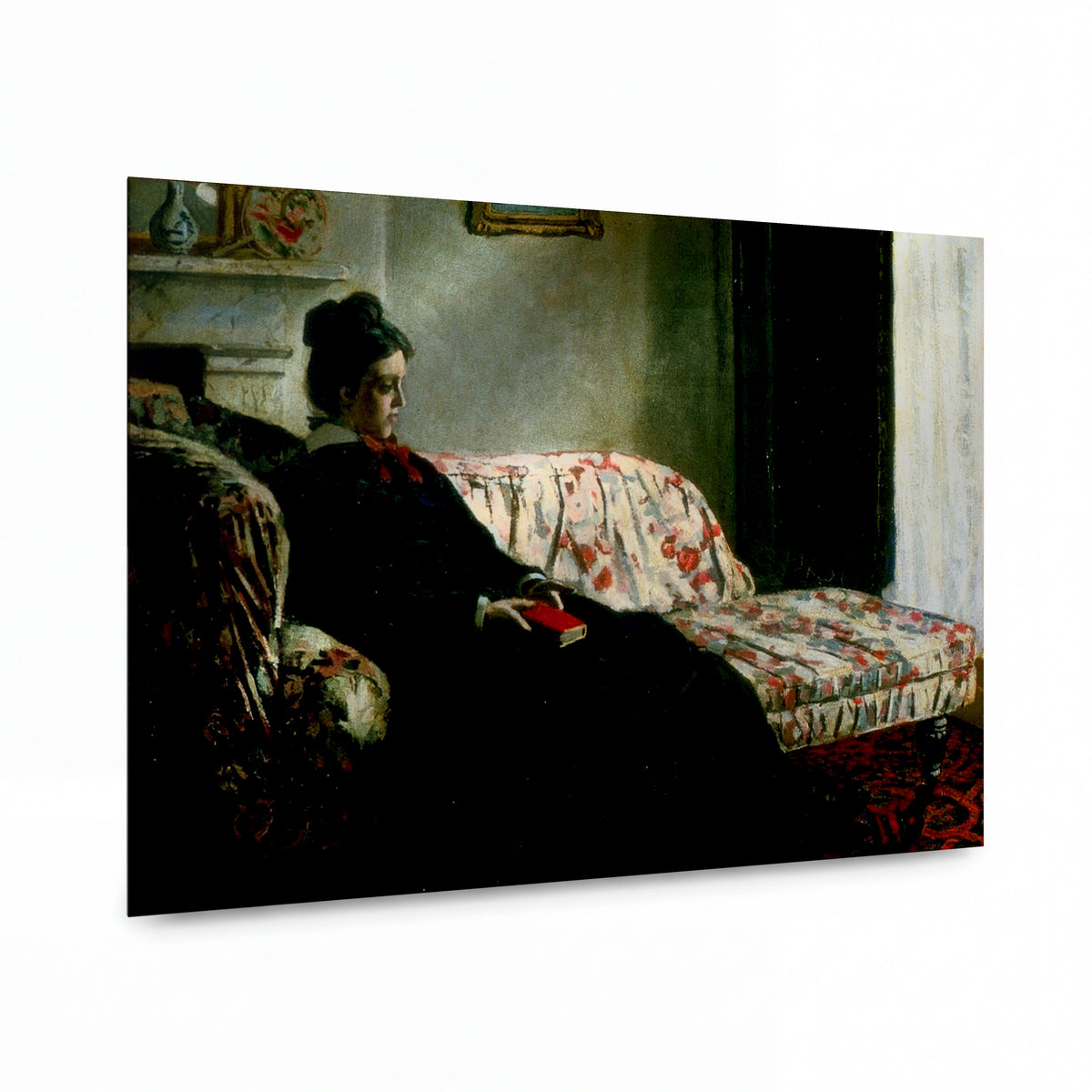 Obraz Claude Monet — Zamyšlená žena s knihou na pohovce — reprodukce na lesklém hliníkovém panelu