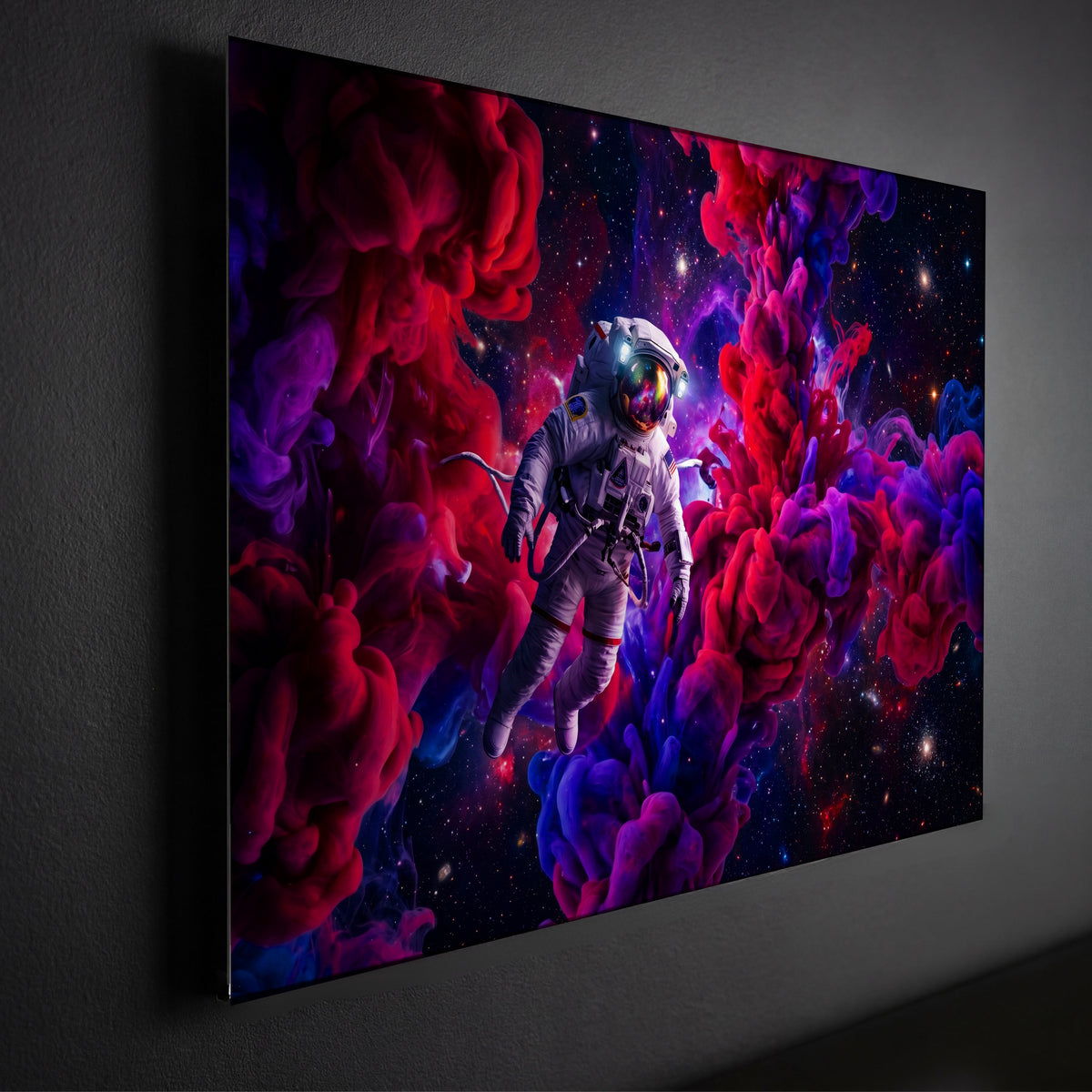 Detail vysokého lesku a sytosti barev kovového obrazu Astronaut v barevné mlhovině snů
