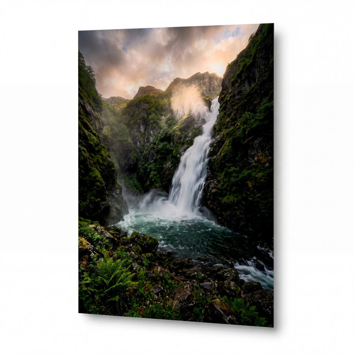 Obraz Vodopád v srdci mechového kaňonu — kovový obraz na hliníkovém panelu s vysokým leskem