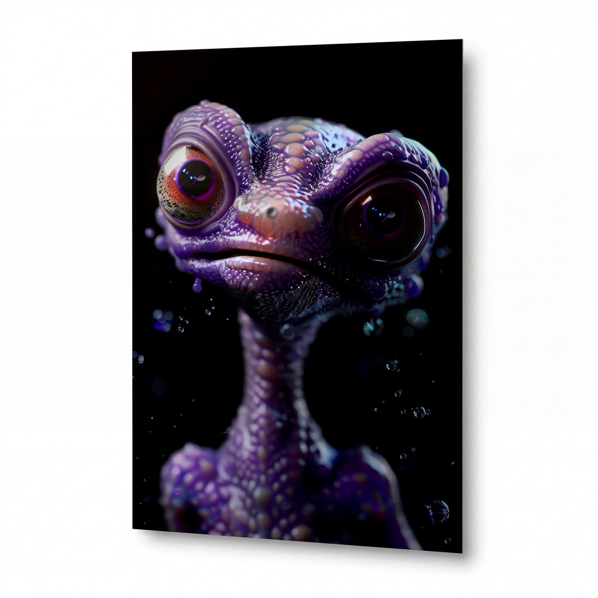 Obraz Fialový chameleon s hypnotickými očima — kovový obraz na hliníkovém panelu s vysokým leskem