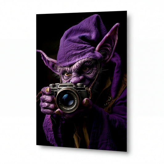 Obraz Fialový goblin s vintage fotoaparátem — kovový obraz na hliníkovém panelu s vysokým leskem