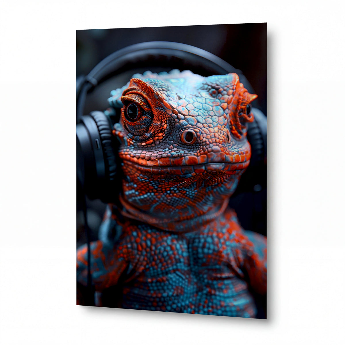 Obraz Chameleon s náušníky v rytmu — kovový obraz na hliníkovém panelu s vysokým leskem