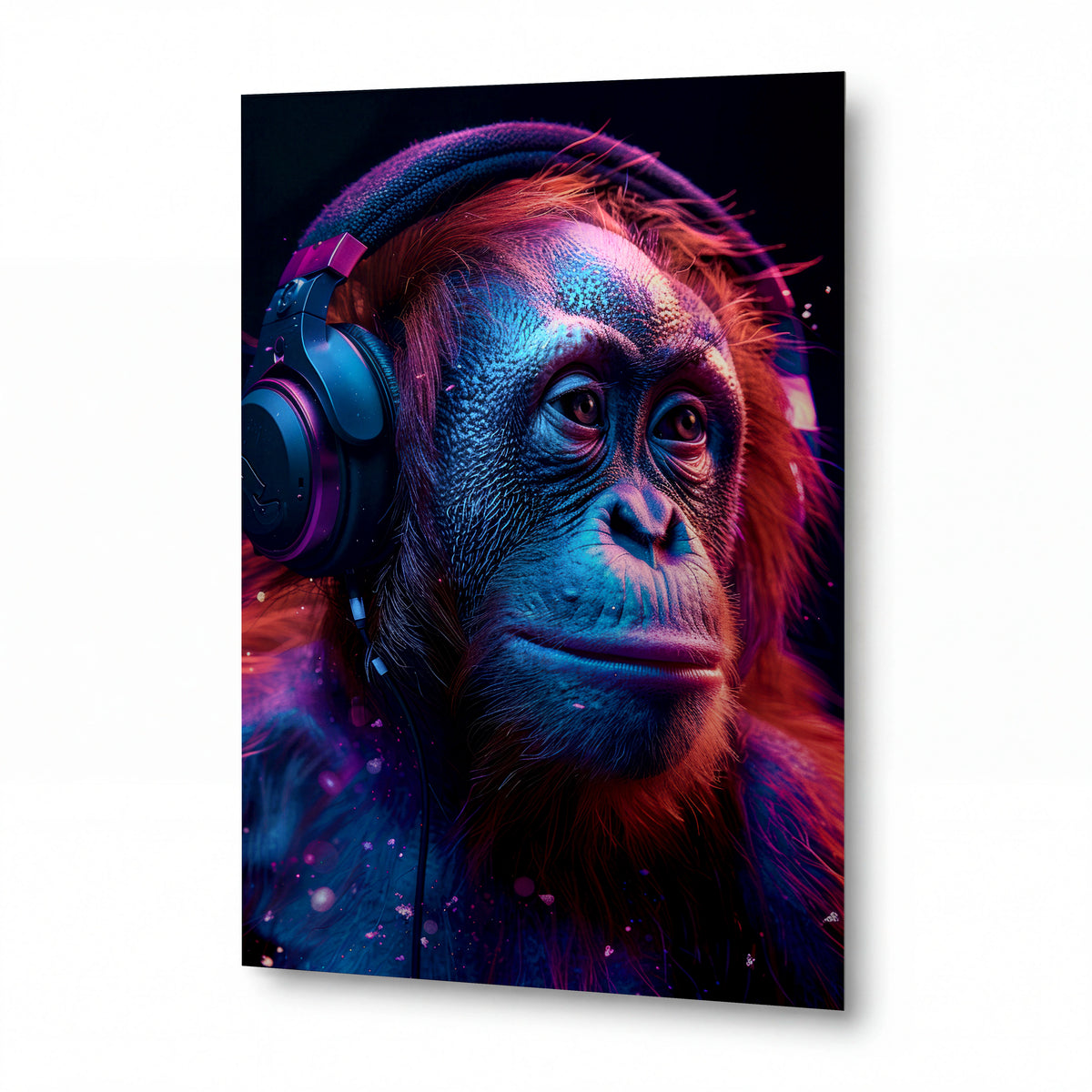 Obraz Orangutan s bezdrátovými sluchátky v neonové záři — kovový obraz na hliníkovém panelu s vysokým leskem