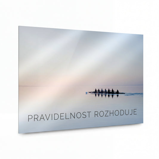 Obraz Pravidelnost rozhoduje — sedmička veslařů v úsvitu — kovový obraz na hliníkovém panelu s vysokým leskem