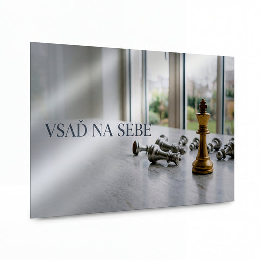 Obraz Vítězný šachový král před poraženými figurkami — kovový obraz na hliníkovém panelu s vysokým leskem