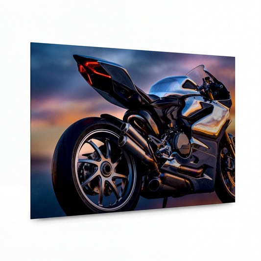 Obraz Stříbrný superbike v záři úsvitu — kovový obraz na hliníkovém panelu s vysokým leskem
