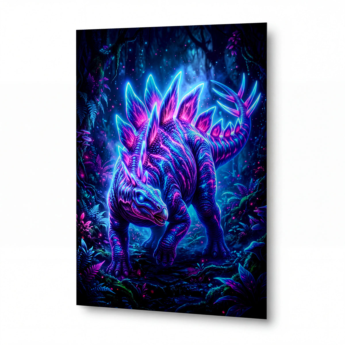 Obraz Neonový stegosaurus v bioluminiscenční džungli — kovový obraz na hliníkovém panelu s vysokým leskem