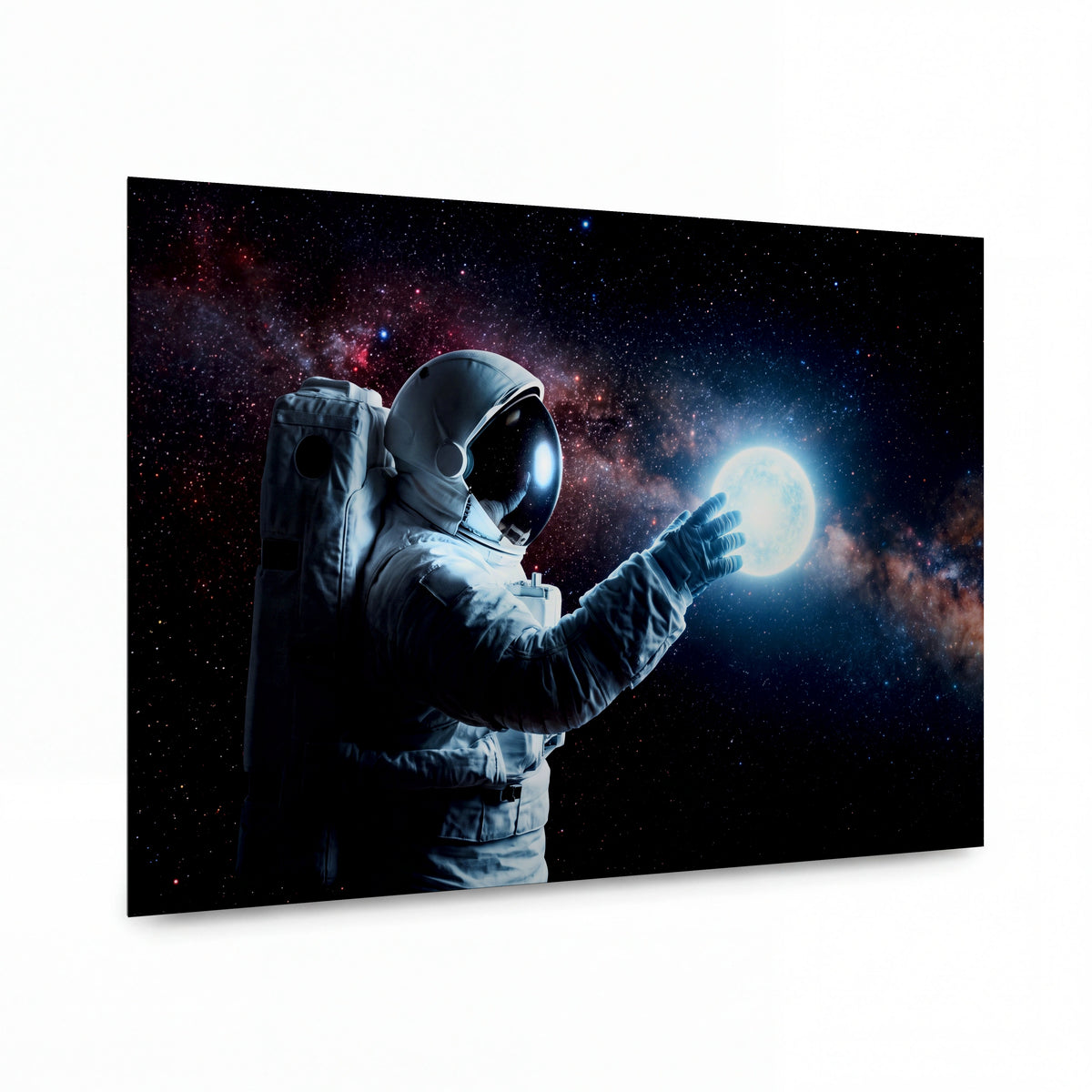 Obraz Astronaut s Měsícem v dlani — kovový obraz na hliníkovém panelu s vysokým leskem