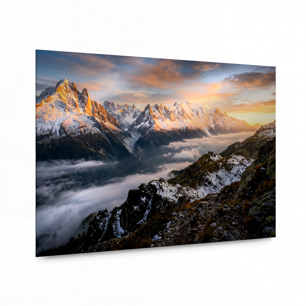 Obraz Úsvit nad mořem horských velikánů — kovový obraz s vysokým leskem