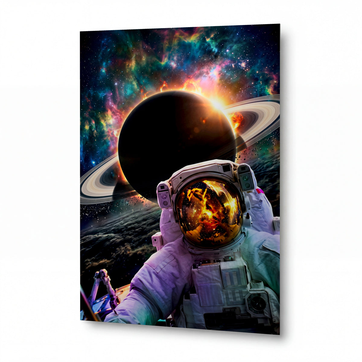 Obraz Astronaut u planety s prstenci v barevné mlhovině — kovový obraz na hliníkovém panelu s vysokým leskem