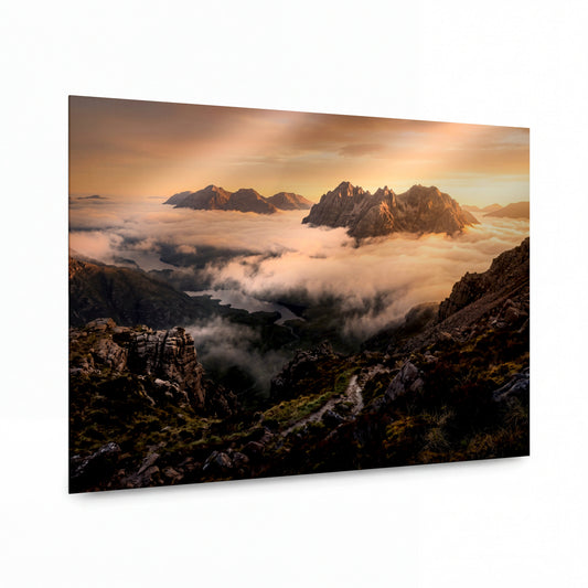Obraz Úsvit nad oblačným mořem skalního hřebene — kovový obraz na hliníkovém panelu