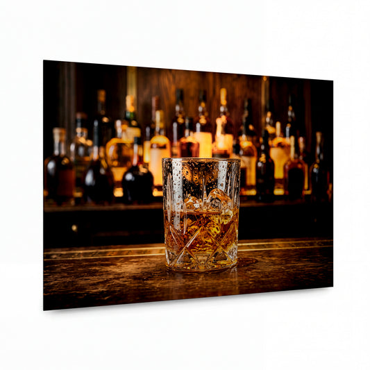 Obraz Sklenice whisky s ledem před sbírkou lahví — kovový obraz na hliníkovém panelu s vysokým leskem