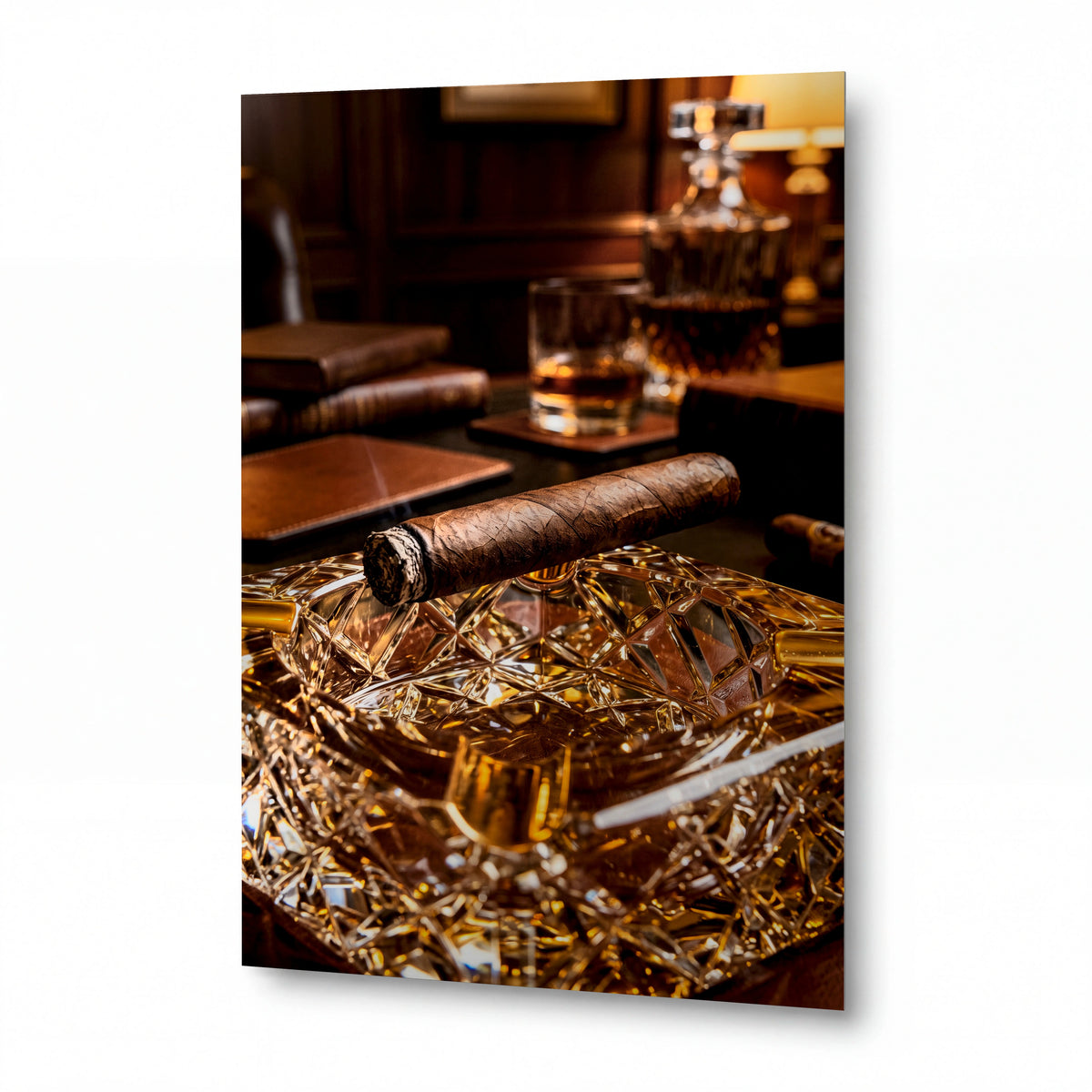 Obraz Doutník na křišťálovém popelníku se sklenkou whisky — kovový obraz na hliníkovém panelu s vysokým leskem