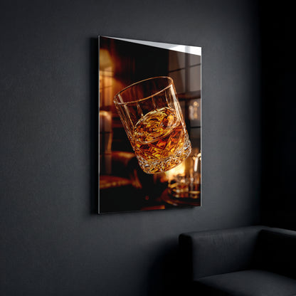 Kovový obraz Křišťálová sklenice se zlatavým whisky zavěšený na stěně u okna