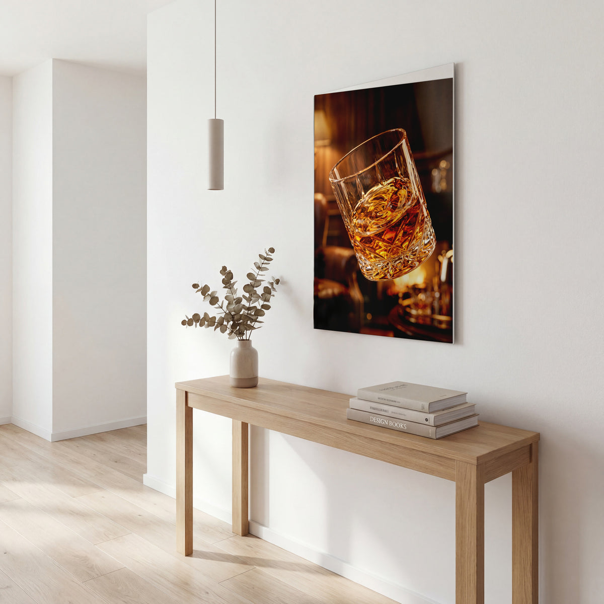 Lesklý kovový obraz Křišťálová sklenice se zlatavým whisky ve světlém skandinávském interiéru